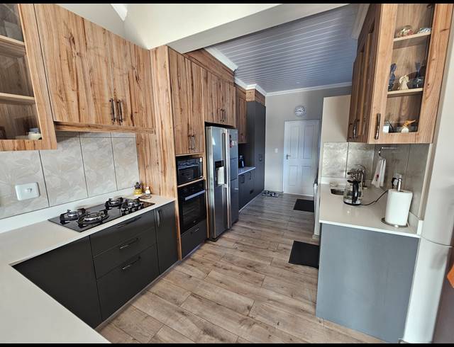 2 BEDROOM HOUSE FOR SALE IN OUTENIQUASBOSCH